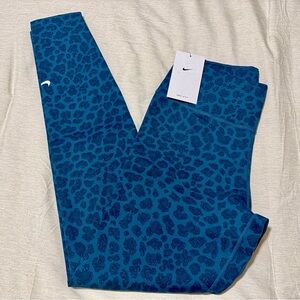 💚 NWT Nike Teal/Green Animal Print Leggings - Size Small - Mid Rise 💚